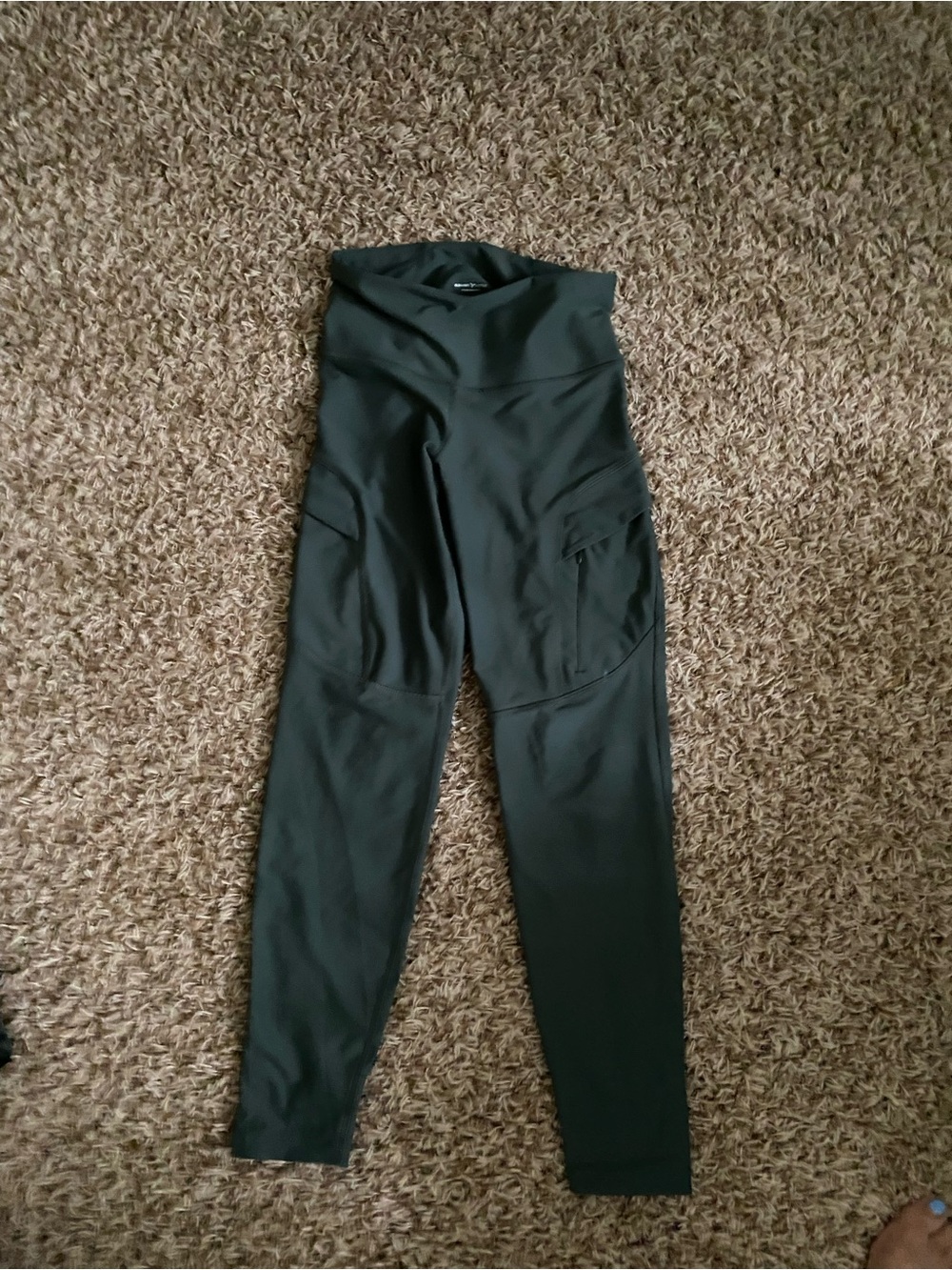 Old Navy Black High-Rise Leggings with Side Pockets 
Cool Sage